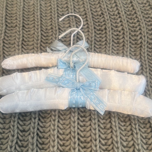 Set of 6 Padded Fabric Hangers For Baby - Picture 3 of 3